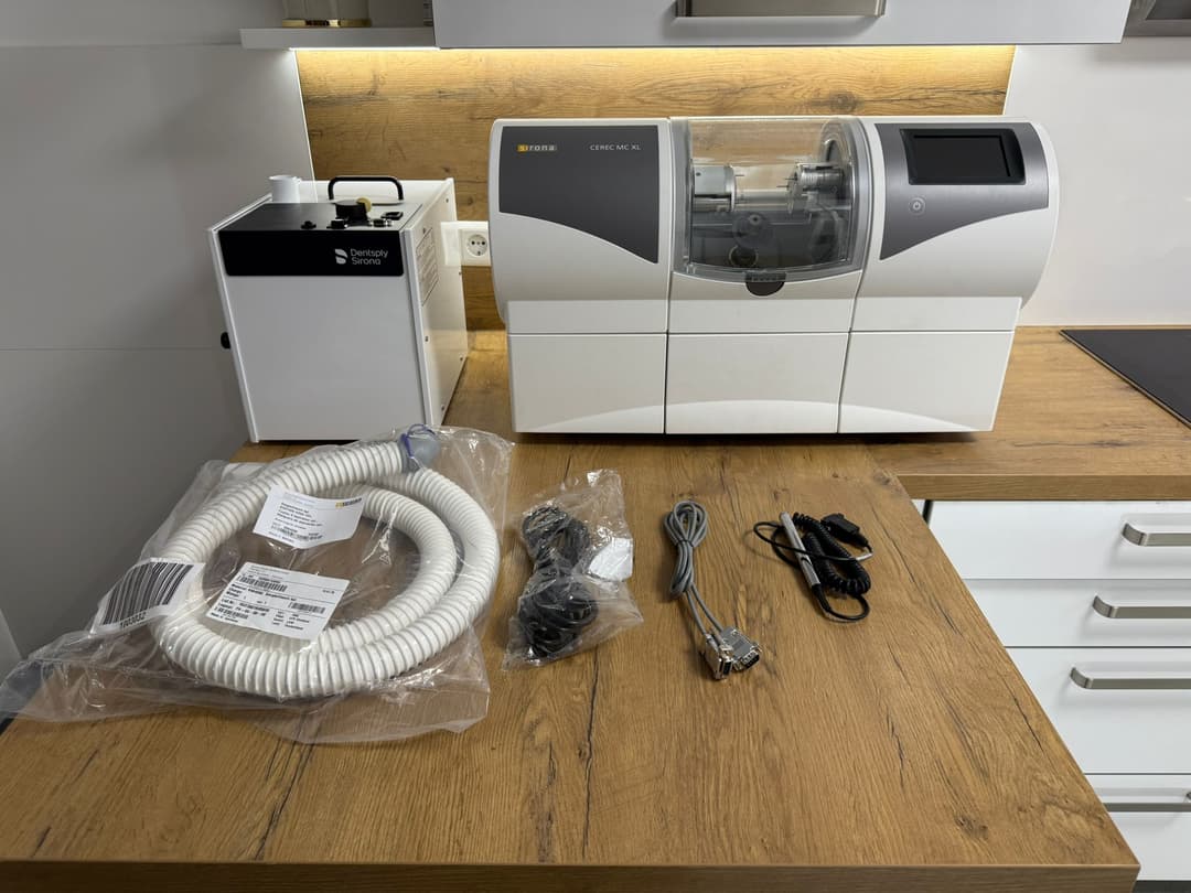 Professionell überarbeitete gebrauchte Dentalgeräte in modernem Behandlungsraum