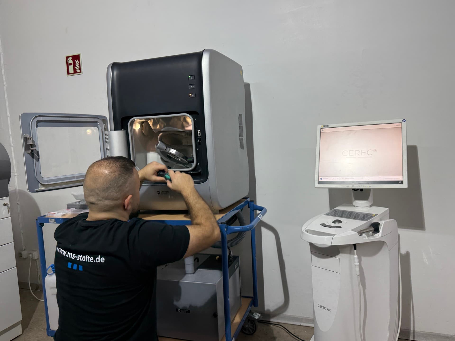 Professionelle Montage und Installation von Dentalgeräten - MS Stolte bietet fachgerechten Service für Praxiseinrichtungen